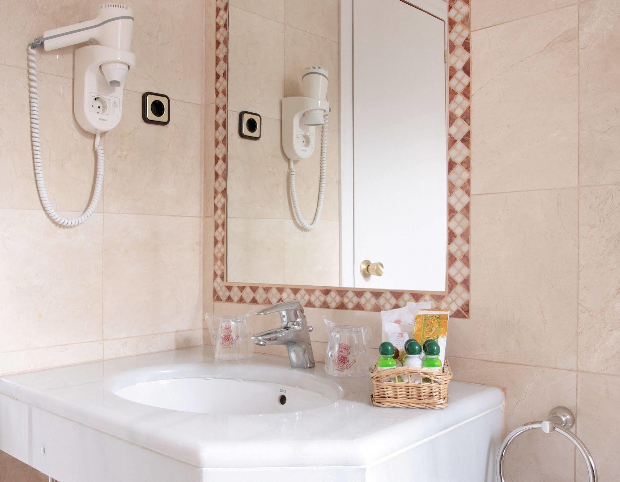 Regencia Colon Hotel บาร์เซโลนา ภายนอก รูปภาพ